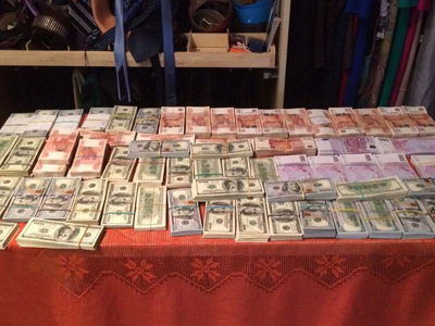 Обыск у главного таможенника закончился его отставкой