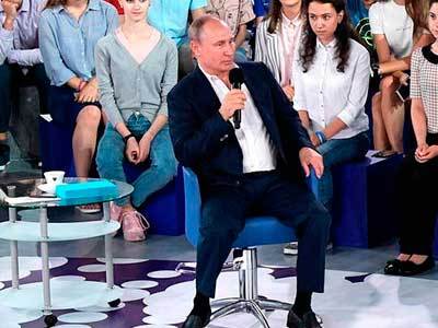 21 июля президент России Владимир Путин провел встречу со школьниками из 66 регионов России в образовательном центре «Сириус» в Сочи, где в прямом эфире ответил на их вопросы. Программу «Недетский разговор с Владимиром Путиным» показали в эфире телеканала НТВ. Образовательный центр «Сириус» в Сочи был создан фондом «Талант и успех» по инициативе Владимира Путина, говорится на сайте центра «Сириус». Цель работы центра — выявление, развитие и дальнейшая профессиональная поддержка детей, которые проявили «выдающиеся способности в области искусств, спорта, естественнонаучных дисциплин, а также добившихся успеха в техническом творчестве», отмечается на сайте.  В июне газета «Ведомости» со ссылкой на четыре источника, близких к администрации президента, сообщила, что одной из важных тем грядущей президентской кампании могут стать проблемы молодежи. Как отмечал один из источников издания, молодежь хотят встроить в президентскую кампанию Путина и удержать его лидерство в этой аудитории, а также мобилизовать молодежь на выборы. «Сегодня меньшинство не хотело бы голосовать за Путина, но ситуация может поменяться», — считает он. Молодёжная тема появилась в связи с протестом 26 марта, лицами которого в публичном пространстве стали молодые люди 14-16 лет. Главный редактор «Эха Москвы» Алексей Венедиктов в своем телеграм канале со ссылкой на источник писал, что целью общения Путина с детьми стало желание Кремля продемонстрировать, что «кроме хулиганистых московских подростков, швыряющих в полицейских кирпичами, подростки со всей страны занимаются учёбой и наукой. То есть настоящим будущим страны. И именно с ними и встречается Лидер Нации. И именно к ним он будет прислушиваться, а не к хулиганам, с которыми будет разговаривать сержант». Многие вопросы касались личных переживаний президента, его детства, отношений с родителями, воспоминаний и т.д. На вопрос, пользуется ли он социальными сетями, Instagram и YouTube, Путин ответил: «У меня тяжелый рабочий день заканчивается так поздно, что мне уже не до Instagram. Я думаю только о том, как до койки добраться». Он добавил, что для мониторинга соцсетей у него есть специальные сотрудники аппарата. Путин заявил, что не прячется ни за какими никами в Сети. Использование псевдонима, по словам Путина, «нелепо». «Если человек делает что-то достойное и интересное, зачем прятаться за псевдонимом?», – задал риторический вопрос президент. Однако достаточно душевного разговора все же не получилось: президент был традиционно закрыт и отвечал на вопросы скорее рутинно. Политические темы практически не поднимались, за некоторым исключением. Так, отвечая на вопрос о своём будущем, он заявил, что пока не принял решения, идти ли на новый срок. Путин подчеркнул, что в своё время он не стал менять Конституцию ради сохранения на посту, и не намерен делать этого впредь. При этом он отметил, что есть масса возможностей для самореализации и после ухода с высшей должности: особенно вдохновляющей, как он отметил, является тема экологии и защиты вымирающих видов животных. На вопрос, считает ли Путин обоснованной цензуру в интернете, он указал, что интернет должен подчиняться законам. Тема протестов была поднята косвенно: президента попросили оценить политическую конкуренцию в стране и «отдельных оппозиционных лидеров». В вопросе не прозвучало фамилии Алексея Навального, но Путин понял, о ком идет речь, перейдя к теме «борьбы с коррупцией». Опасность «спекуляции» на проблеме коррупции была проиллюстрирована на примере Украины. Президент напомнил, что партий стало больше и они ценны тем, что «формулируют идеи» и «критикуют власть». Идеально решать проблемы невозможно ни для кого, но «это не значит, что нужно спекулировать на этих проблемах». В пример Путин привел Украину, где власть сменилась под лозунгом борьбы с коррупцией. «Оппозиция шла под лозунгами борьбы с коррупцией, получила власть. И какой результат? Коррупции стало еще больше. Украина захлебывается в коррупции, причем на самых верхних эшелонах власти. Мало кричать «Держи вора!» - надо самому не воровать», - посоветовал глава государства. Значительное число вопросов касалось образования. На претензию, что образование «заточено под ЕГЭ», Путин ответил, что совершенствовать систему надо, но ЕГЭ имеет ряд плюсов, главным из которых является то, что сейчас «существенно расширена география и возможности для ребят со всей территории РФ», а раньше «в ведущие вузы страны до ЕГЭ ребята с периферии попадали в небольшом количестве». На вопрос, будет ли поощряться работа педагогов победителей математических соревнований, в частности, будут ли они получать звания «Заслуженный учитель РФ», Путин сказал, что система поощрения педагогов существует и «если до них награды не доходят, это упущение, которое мы будем исправлять».  Объясняя, что случится, когда закончатся углеводороды, президент РФ сказал, что это произойдет не скоро, но российские компании работают над возобновляемыми источниками энергии. Сославшись на министра Саудовской Аравии, Путин сказал, что «каменный век завершился не потому, что камни кончились, а потому, что появились новые технологии», и сделал вывод, что РФ занимается новыми технологиями. Обращает на себя внимание «охранительная» риторика Путина, который, говоря об истории, признал, что ему было бы интересно узнать, как страна попадала в «смутное время» и как из него выбиралась. Кроме того, его интересует, «как проходила консолидация народов и этносов на огромных территориях, которые занимает наша страна», «как этносы появлялись и исчезали». Кроме того, определённую эмоцию у Путина вызывала военная тема и проблема готовности пожертвовать жизнью ради страны. Знаковым можно назвать его признание, что развал СССР стал событием, оказавшим наибольшее влияние на его жизнь. В то же время президент допустил и ошибки. Он заявил, что школьников «обманывают» на уроках географии, рассказывая, будто Россия находится в списке стран с отрицательным приростом населения. «Мы вышли два года назад из этого негативного пике, у нас наблюдается естественный прирост населения», - сообщил он. Накануне, однако, Росстат опубликовал бюллетень, из которого следует, что по сравнению с предыдущим годом естественная убыль населения существенно выросла. С января по май 2017 года смертность составила 111,8 тыс. человек, что почти втрое превышает показатель первых пяти месяцев 2016 года. Не согласился президент и с вопросом, как развиваться стране, если количество бюджетных мест сокращается. «Количество бюджетных мест не сокращается. Количество бюджетных мест увеличивается», - заверил президент. Кремль вынужден заняться «школьной проблемой», которая заявила о себе после акции протеста 26 марта. С одной стороны, есть задача сформировать образ будущего в рамках предстоящей предвыборной кампании, и такая встреча с наиболее одарёнными школьниками в определённой степени этому отвечает. С другой стороны, встреча показала наличие противоречий между традиционалистски настроенным президентом и более модернистской аудиторией, обеспокоенной вопросами и открытости России внешнему миру, и концептуальными вопросами развития в России современного образования и науки. Кроме того, такой формат показал, что власть пока не готова презентовать новый, более прогрессивный концепт будущего страны, что может затруднять эффективность диалога власти и молодежи